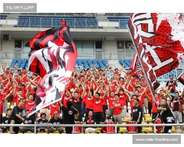 球迷创意助威道具流行,巨型泳圈成看台风景